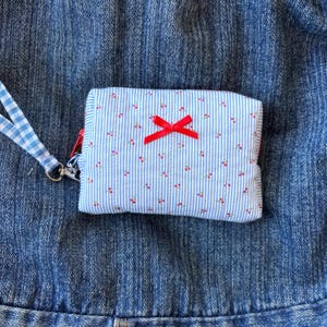 ハンドメイドのキルティングチェリーストライプのボックス型カメラポーチ | 小銭入れ、クレジットカードホルダー、パッチワーク、ボックス型バッグ