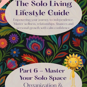 Puede incluir: Portada de libro con el título "The Solo Living Lifestyle Guide" y el texto "Part 6 - Master Your Solo Space". La portada presenta un diseño floral en varios colores y un personaje de sol de dibujos animados.