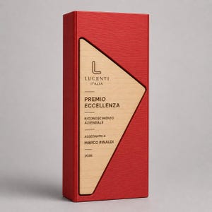 Peut inclure: Une plaque de récompense rectangulaire rouge avec une incrustation triangulaire en bois clair. La section en bois affiche le texte LUCENTI ITALIA, PREMIO ECCELLENZA, RICONOSCIMENTO AZIENDALE, ASSEGNATO A MARCO RINALDI et l'année 2026 en brun foncé.