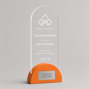 Könnte beinhalten: Ein klarer Leadership Award aus Acryl mit einem orangefarbenen Holzsockel. Der Award zeigt den Text "SUMMIT SOLUTIONS", "LEADERSHIP AWARD", "Presented to James Whitaker" und "LEADERSHIP EXCELLENCE". Das Jahr "2026" ist ebenfalls abgebildet.