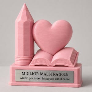 Può includere: Un trofeo decorativo rosa chiaro con una matita verticale, un cuore e un libro aperto su una base rettangolare. Una targhetta in metallo argentato sul davanti riporta il testo: MIGLIOR MAESTRA 2026 Grazie per averci insegnato con il cuore.