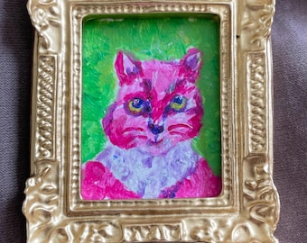 Retrato miniatura de gato rosa para decoración de pared. Decoración caprichosa creada para la pared. Marco miniatura dorado.