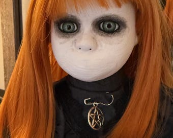Muñeca artística única: tu nueva y espeluznante compañera - Hallow.