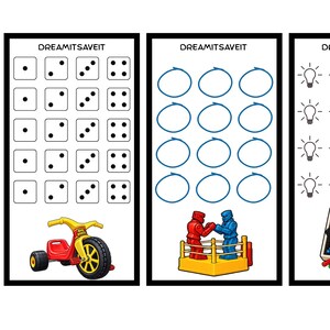 Puede incluir: Tres gráficos rectangulares verticales etiquetados como DREAMITSAVEIT. El primero muestra patrones de dados y un triciclo rojo. El segundo presenta círculos azules y dos boxeadores de juguete en un ring. El tercero muestra iconos de bombillas.
