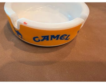 Cenicero vintage de cristal color leche de camello para decoración de bares de tabaco de mediados de siglo