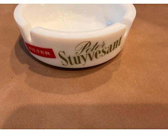 Cenicero vintage de cristal opalino de Peter Stuyvesant para decoración de bar de mediados de siglo.