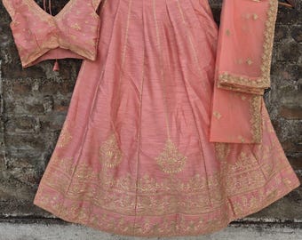 Pfirsichfarbener, bestickter Lehenga Choli aus Seide, indisches Brautkleid für Hochzeiten und Feiern (Ghagra)