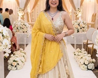Cremefarbenes Lehenga Choli mit gelbem Dupatta, indisches Hochzeits-Ghagra Choli mit floraler Stickerei