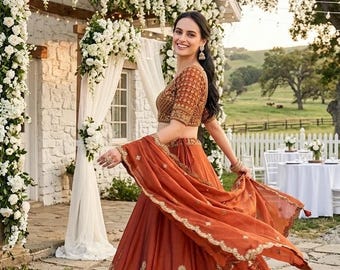 Lehenga Choli aus rostorangefarbener Seide, Zari-Stickerei, indische Brautmode