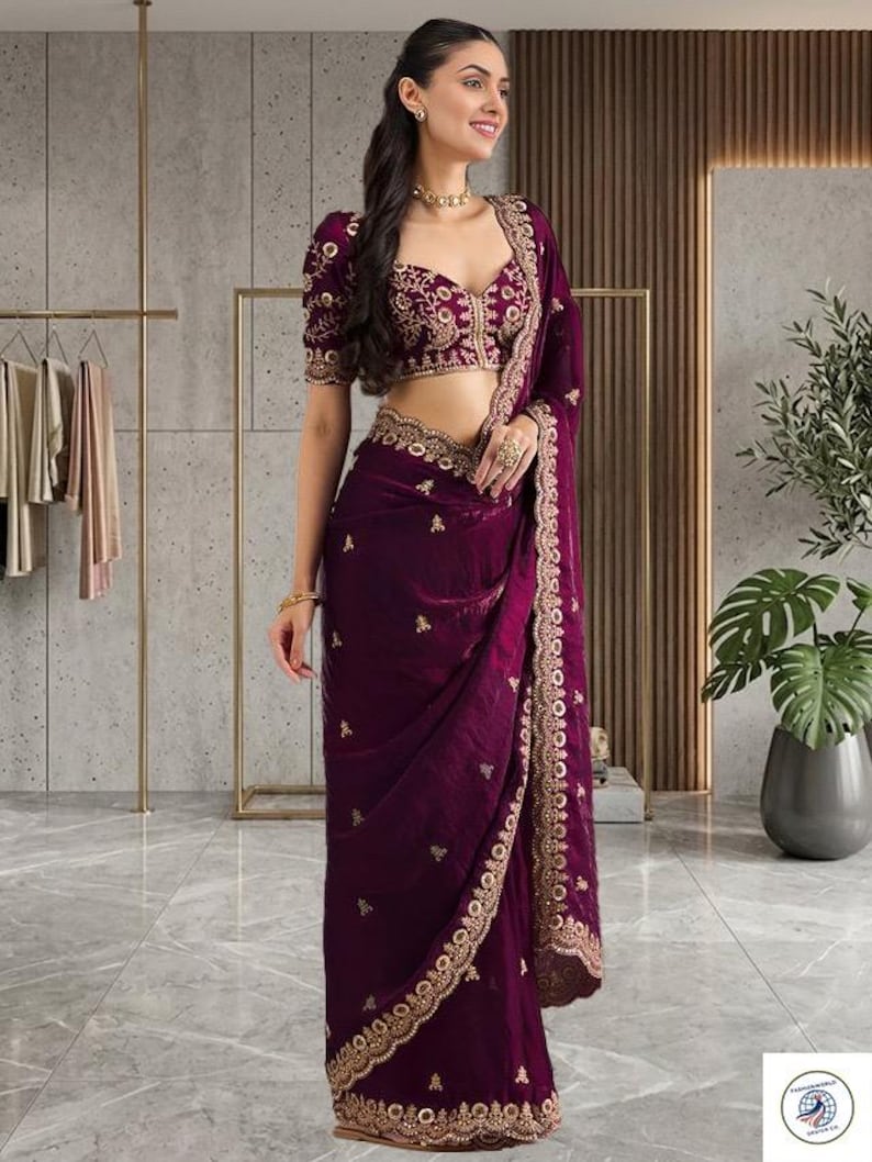 Peut inclure: Une femme porte un sari violet fonc&eacute; avec des broderies dor&eacute;es. Le sari comprend un chemisier assorti avec des manches courtes et des d&eacute;tails dor&eacute;s complexes. Le tissu semble &ecirc;tre du velours, et le sari est drap&eacute; avec &eacute;l&eacute;gance. Le style g&eacute;n&eacute;ral est traditionnel et formel.