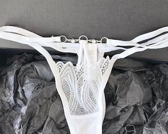 Tanga de encaje con aros estelares: lencería con tiras geométricas