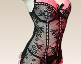Conjunto de lencería: corsé de encaje negro, bustier de malla transparente con ribete rosa, vestido babydoll sexy con liguero, body de encaje romántico.