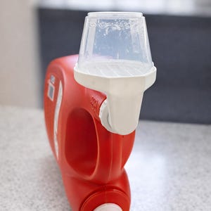 Puede incluir: Un juego de tres tazas de cerámica con un acabado mate moteado. Las tazas son de color crema, gris claro y gris oscuro. Cada taza tiene un diseño simple y minimalista y un asa redondeada.