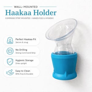 Pode incluir: Uma caneca de cerâmica branca com uma alça preta e o texto "But First, Coffee" em preto, com uma fonte manuscrita. A caneca está sobre uma superfície branca.