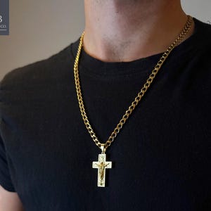 Collier croix en or personnalisé pour homme : acier inoxydable plaqué or 18 carats, cadeau religieux gravé personnalisé