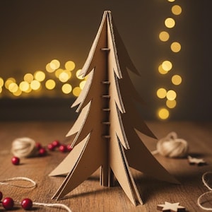 Könnte beinhalten: Ein Weihnachtsbaum aus Pappe steht auf einer Holzoberfläche, mit einer Lichterkette im Hintergrund. Rote Beeren, Bindfaden und ein Holzstern ergänzen das weihnachtliche Thema. Der Baum besteht aus gefaltetem Karton.