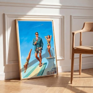 Könnte beinhalten: Ein gerahmter Kunstdruck zeigt eine Retro-Szene mit einem Mann in Anzug und Blumenshorts, einer Frau auf einem Sprungbrett und einer anderen, die in einen Pool springt. Das Kunstwerk hat eine Vintage-Ästhetik mit einem strahlend blauen Himmel und einem klassischen Auto.