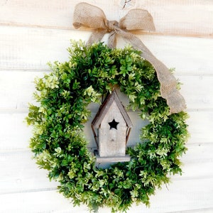 Cottage Birdhouse Artificial Boxwood Greenery Wreath for Front Door-BIRDHOUSE Decor-SPRING BOXWOOD-Year-Round Wreath-Home Decor Gift for Mom 画像 1