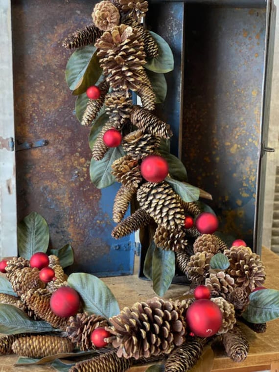 Traditional christmas garlands discount