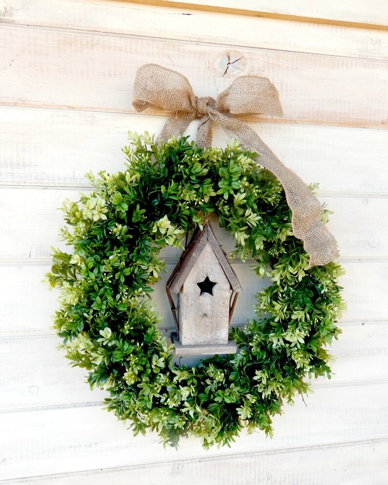 Cottage Birdhouse Artificial Boxwood Greenery Wreath for Front Door-BIRDHOUSE Decor-SPRING BOXWOOD-Year-Round Wreath-Home Decor Gift for Mom 画像 1