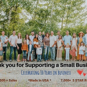 Może przedstawiać: Duża grupa ludzi, w tym dorośli i dzieci, stoi przed zielonym tłem. Uśmiechają się i patrzą w obiektyw. Tekst "Thank you for Supporting a Small Business" znajduje się na dole obrazu. Tekst "Celebrating 10 Years in Business" znajduje się pod pierwszym wierszem tekstu. Tekst "38,000+ Sales" znajduje się w lewym dolnym rogu. Tekst "*Made in USA*" znajduje się w środku obrazu. Tekst "7,000+ 5 STAR Reviews" znajduje się w prawym dolnym rogu.