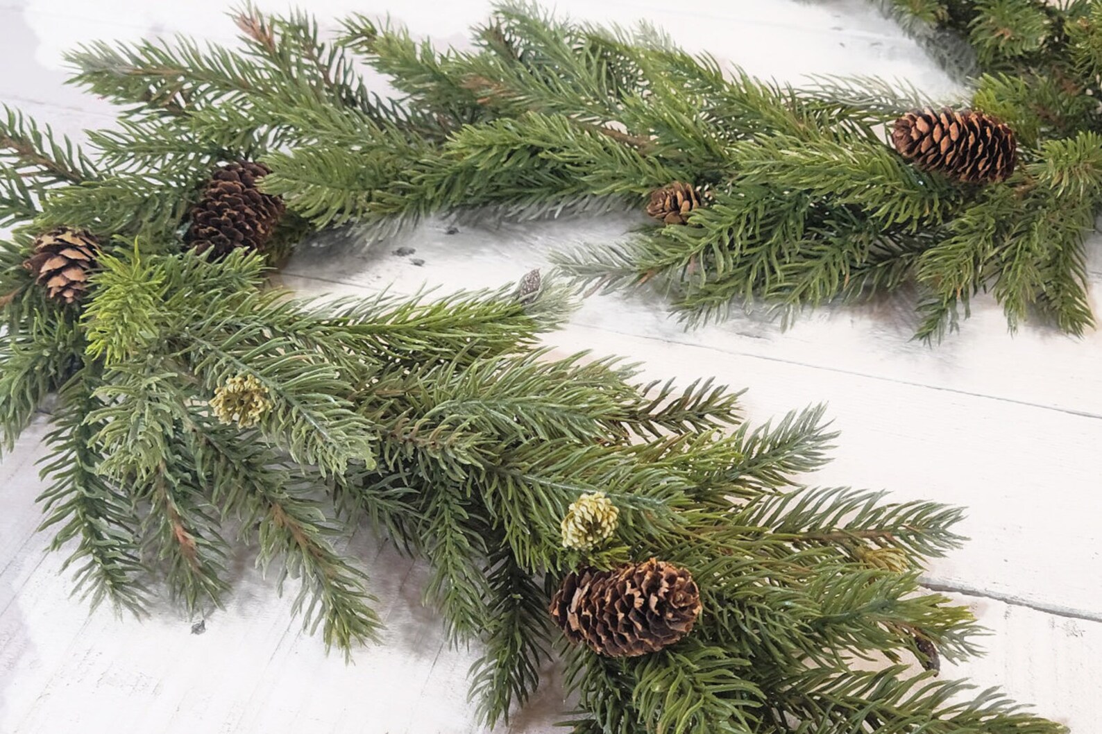 Lightup your Xmas party with 20 Christmas table decoration 8 Christmas Greenery-Winter Garland