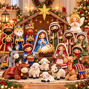 Puede incluir: Un conjunto de nacimiento tejido a ganchillo con figuras de la sagrada familia, tres reyes, un ángel, pastores y animales como un burro, camello, ovejas y una vaca, dispuestos frente a un establo de madera con una estrella amarilla.