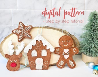 Pode incluir: Um conjunto de quatro enfeites de Natal de feltro: uma casa de gengibre, um homem de gengibre, uma rena e uma estrela. Os enfeites são decorados com bordados brancos e são exibidos em uma fatia de madeira. O texto "padrão digital + tutorial passo a passo" é exibido acima dos enfeites.