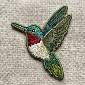 Écusson colibri, broderie réaliste, insigne nature colibri à gorge rubis, vert turquoise thermocollant, cadeau pour ornithologue amateur, illustration botanique pour veste V0303 image 3
