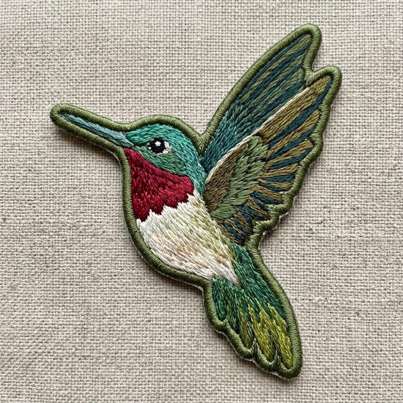 Écusson colibri, broderie réaliste, insigne nature colibri à gorge rubis, vert turquoise thermocollant, cadeau pour ornithologue amateur, illustration botanique pour veste V0303 image 3
