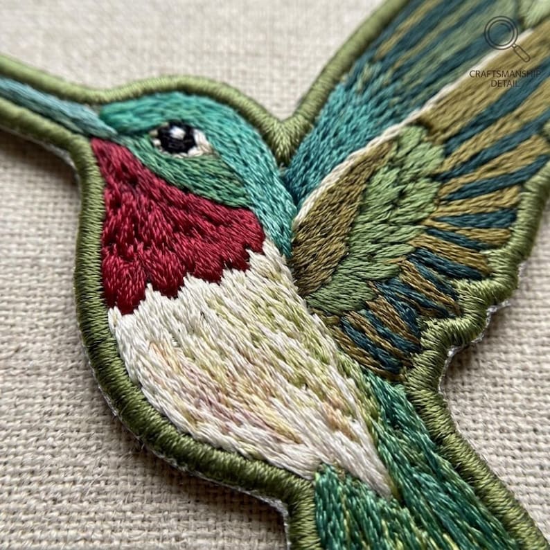 Écusson colibri, broderie réaliste, insigne nature colibri à gorge rubis, vert turquoise thermocollant, cadeau pour ornithologue amateur, illustration botanique pour veste V0303 image 1