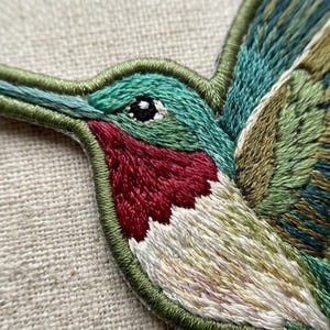 Écusson colibri, broderie réaliste, insigne nature colibri à gorge rubis, vert turquoise thermocollant, cadeau pour ornithologue amateur, illustration botanique pour veste V0303 image 2