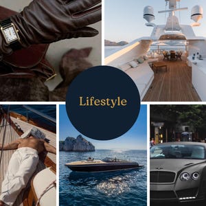 Può includere: Un collage con elementi di uno stile di vita lussuoso. Include uno yacht, un motoscafo, un'auto di lusso, una persona su una barca a vela e un orologio da polso su una mano guantata. La parola "Lifestyle" è in oro su un cerchio blu navy.