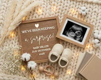Könnte beinhalten: Eine Schwangerschaftsankündigung mit einer Buchstaben-Tafel mit der Aufschrift "WE'VE BEEN KEEPING a surprise!" und "BABY MILLER DUE DECEMBER 2026". Enthält einen gerahmten Ultraschall, Babyschuhe, eine Holzrassel und dekorative Elemente.