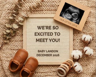Könnte beinhalten: Eine Babyankündigung mit dem Text "WE'RE SO EXCITED TO MEET YOU!" und "BABY LANDON DECEMBER 2026". Das Bild zeigt Babyschuhe, ein Ultraschallfoto und ein Holzspielzeug auf einer beigen Strickdecke.