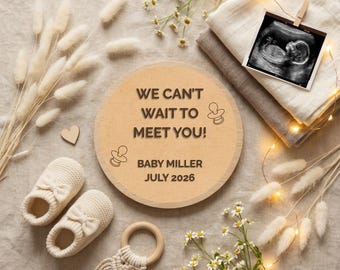 Könnte beinhalten: Eine Babyankündigung mit einem Holzschild mit der Aufschrift "WE CAN'T WAIT TO MEET YOU!". Das Bild zeigt Babyschuhe, einen Ultraschall, ein Holzherz und einen Beißring aus Makramee.