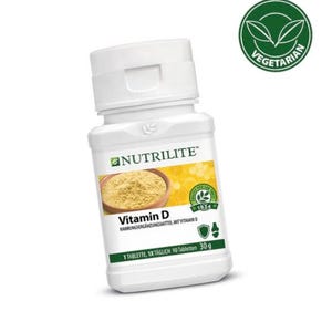 Könnte beinhalten: Eine weiße, rechteckige Flasche mit Nutrilite Vitamin D-Nahrungsergänzungsmitteln. Das Etikett zeigt den Text "Vitamin D" und ein Bild eines gelben Pulvers. Ein grünes "Vegetarisch"-Siegel befindet sich oben rechts. Die Flasche enthält 30 g.