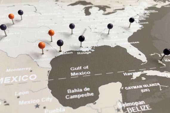 Carte du monde avec différents punaise sur les pays où les