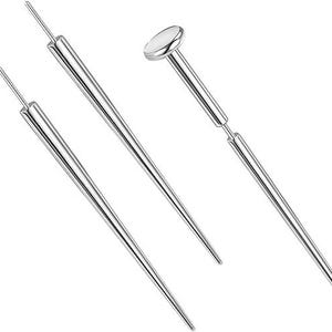 Puede incluir: Tres piezas de joyería corporal plateadas. Dos son largas, cónicas y puntiagudas, con un poste delgado en la parte superior. La tercera pieza tiene una parte superior plana y redonda y un poste similar. Todas las piezas tienen un acabado metálico brillante.