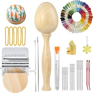 Op de afbeelding: Een verzameling naai- en borduurbenodigdheden. Inclusief een houten eivormige stopzwam, een speldenkussen met een wortelpatroon, diverse naalden, borduurgaren, een naaldinrijger en een klein weefgetouw.