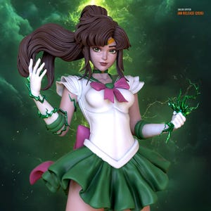 Puede incluir: Figura detallada de Sailor Júpiter, con un atuendo blanco y verde y un lazo rosa. La figura tiene cabello castaño y ojos verdes, sosteniendo un objeto verde en forma de vid. El texto en la parte superior derecha dice "SAILOR JUPITER JAN RELEASE (2026)".