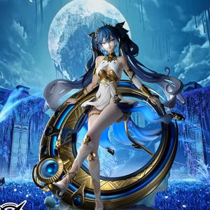 Può includere: Statuetta dettagliata di un personaggio femminile con capelli blu e un abito bianco e oro. Posa con un grande anello dorato ornato da dettagli blu. Lo sfondo presenta una luna piena e un paesaggio fantastico.