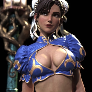 Puede incluir: Una imagen digital de una mujer con un traje azul y dorado. El disfraz incluye un top corto con escote pronunciado y mangas abullonadas. La mujer tiene el pelo oscuro peinado en moños con cintas blancas.