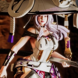 Könnte beinhalten: Detaillierte Figur einer Frau mit langen, lavendelfarbenen Haaren, die ein weißes und goldenes Outfit mit lila Akzenten trägt. Sie hält einen schwertartigen Gegenstand. Die Figur hat einen großen Hut und ist vor einem dunklen Hintergrund platziert.