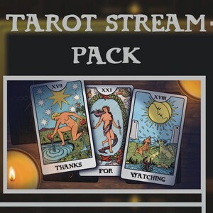Op de afbeelding: Afbeelding van een Tarot Stream Pack met verschillende tarotkaarten met kleurrijke illustraties. De kaarten tonen diverse figuren en symbolen, waaronder een zon, een vrouw en een hond. De tekst "TAROT STREAM - PACK" staat bovenaan.