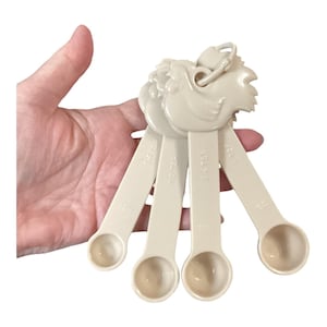 Vintage Rooster Measuring Spoons Set 4pc Cream Plastic Farmhouse Country Kitchen