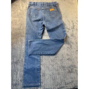Pantalones vaqueros Wrangler Vintage Cowboy Cut Original Fit para hombre, de mezclilla azul, talla 33x34 (36x32) imagen 2