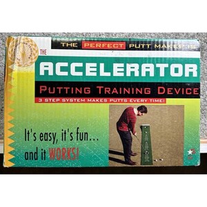 Könnte beinhalten: Karton für das Accelerator Putting Trainingsgerät. Die Box ist grün, gelb und rot mit dem Text "The Perfect Putt Maker Is" und "3 Step System Makes Putts Every Time!". Eine Person wird bei der Benutzung des Geräts gezeigt. Der Text "It's easy, it's fun... and it WORKS!" ist ebenfalls sichtbar.