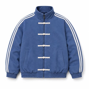 Könnte beinhalten: Blaue Jacke mit weißen Streifen auf den Ärmeln und hohem Kragen. Die Jacke hat einen Reißverschluss und weiße Knebelverschlüsse vorne. Gerippter Saum und Bündchen.