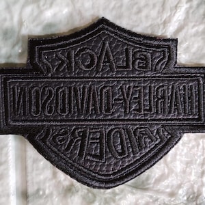 Puede incluir: Parche bordado negro con el logotipo de Harley-Davidson. El parche en forma de escudo tiene las palabras "HARLEY-DAVIDSON" y "BLACK RIDERS" bordadas en hilo negro. Para chaquetas o chalecos.